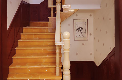 汤阴中式别墅室内汉白玉石楼梯的定制安装装饰效果